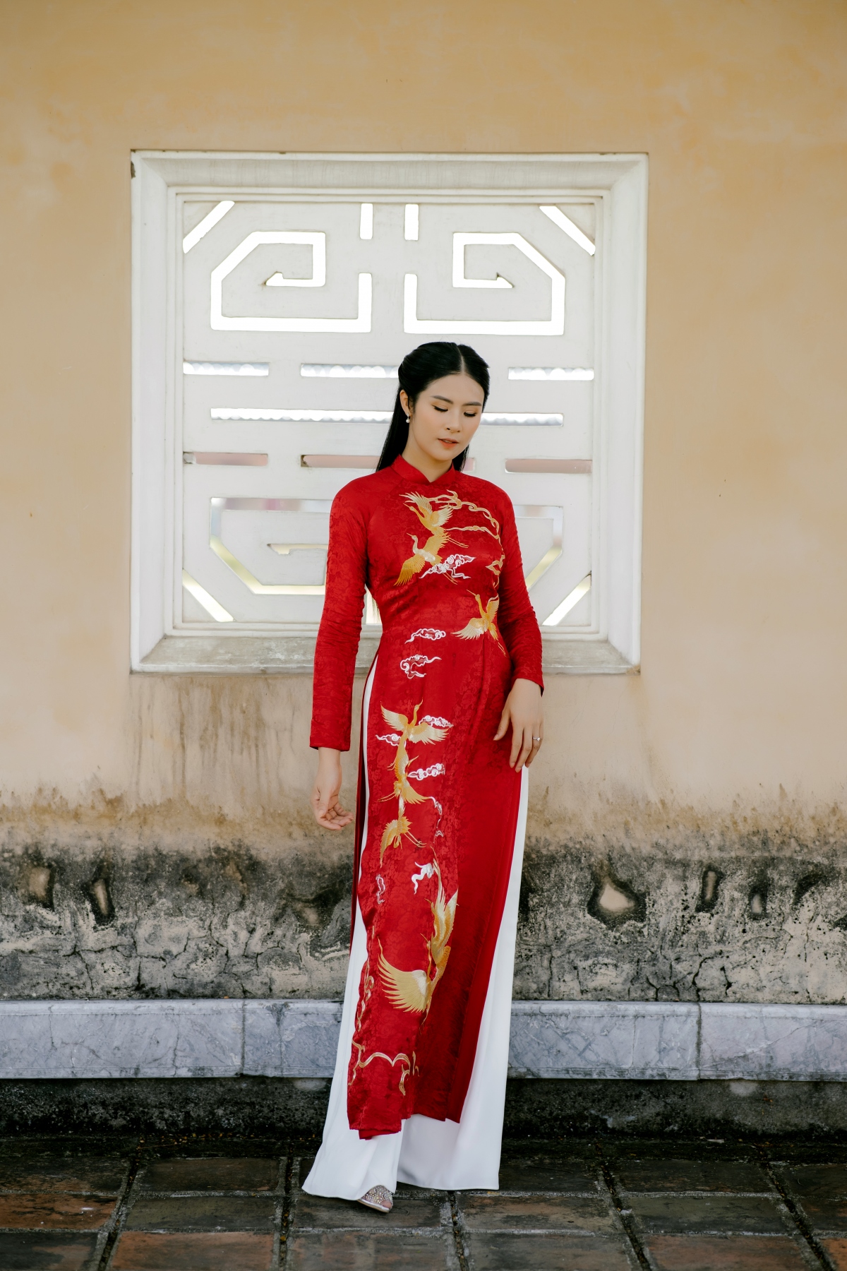 hoa hau ngoc han diu dang khoe dang voi ao dai o Dai noi hue hinh anh 3