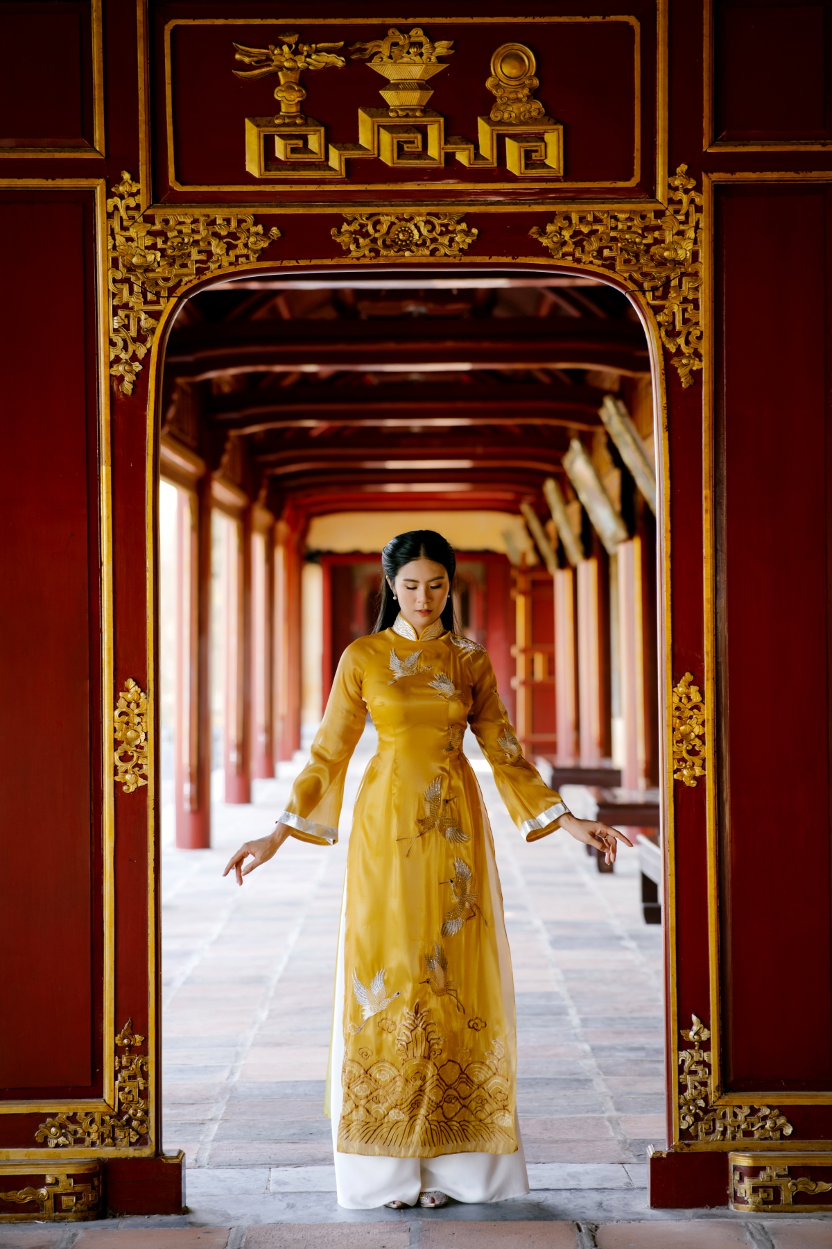 hoa hau ngoc han diu dang khoe dang voi ao dai o Dai noi hue hinh anh 7