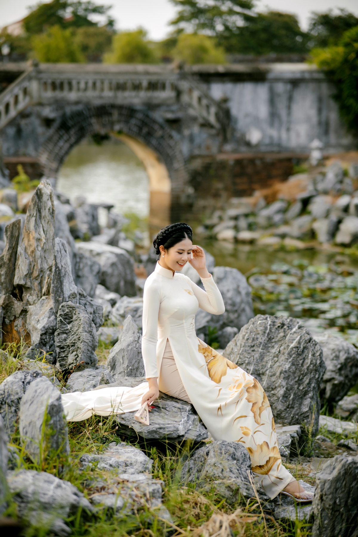 hoa hau ngoc han diu dang khoe dang voi ao dai o Dai noi hue hinh anh 11