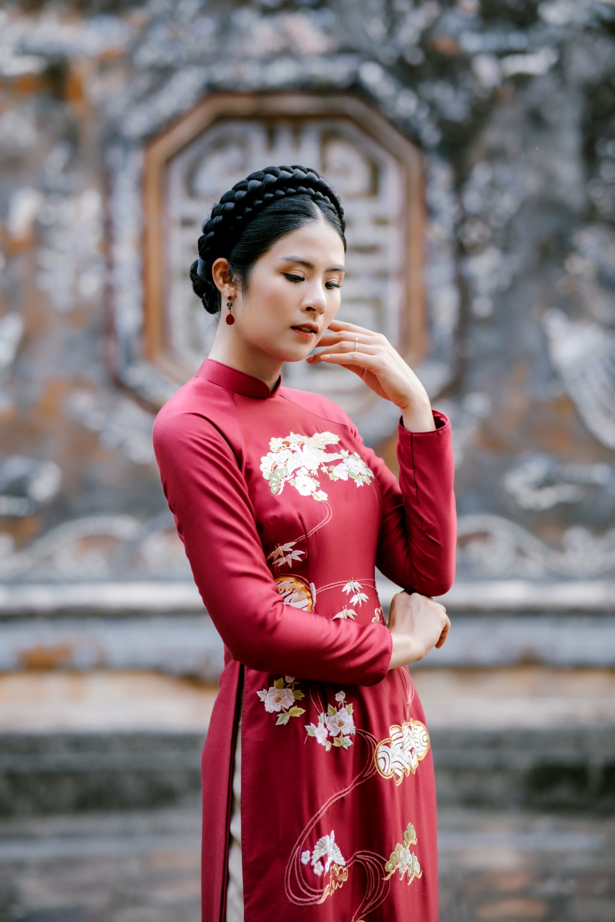 hoa hau ngoc han diu dang khoe dang voi ao dai o Dai noi hue hinh anh 5