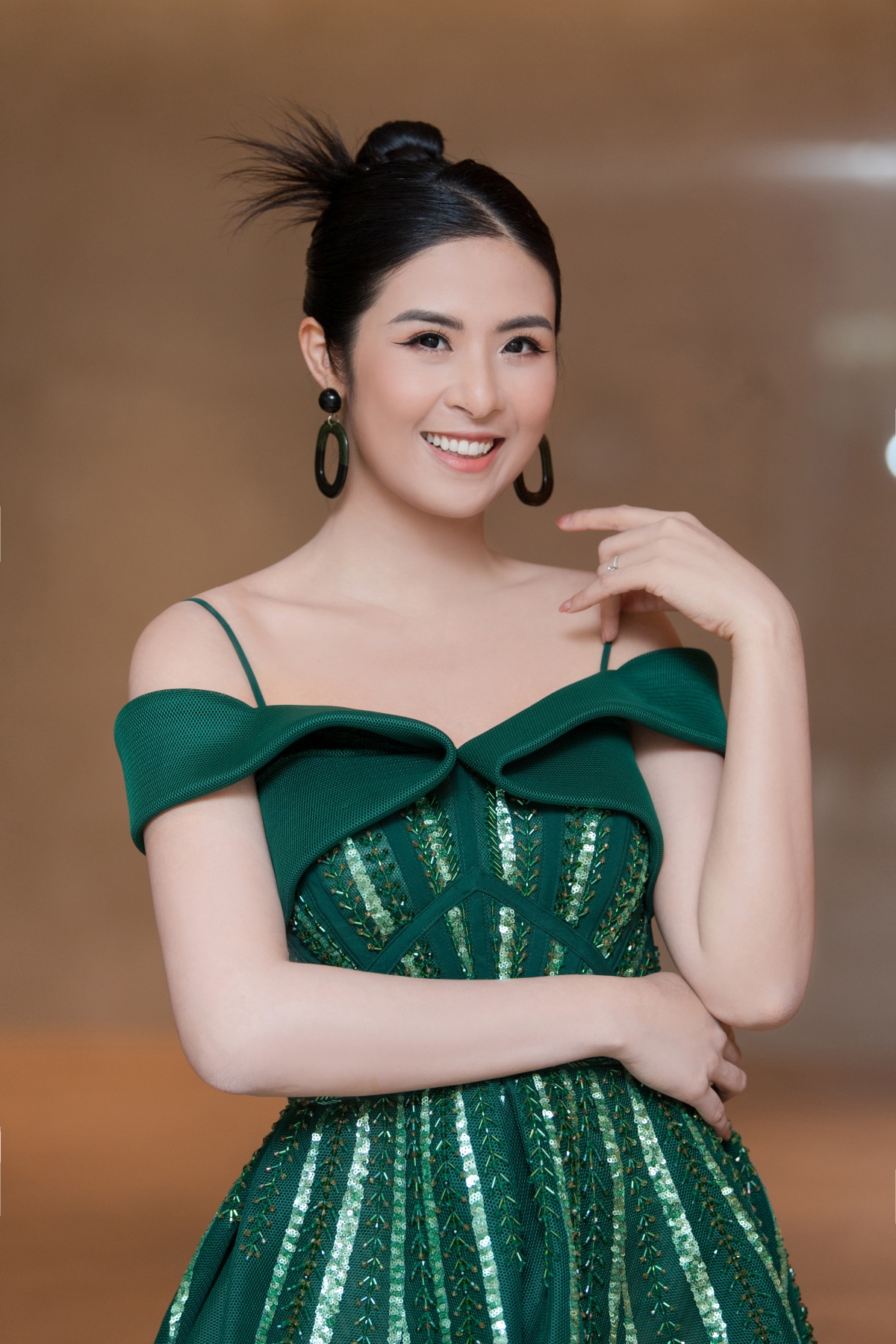 Hoa hậu Ngọc Hân làm vedette cho Hà Duy tại show diễn "Bước chân di sản"