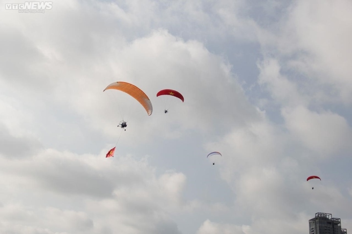 hot air balloons carry giant national flag into sky on national day picture 11