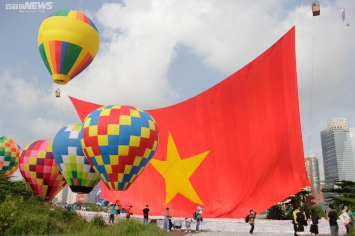 hot air balloons carry giant national flag into sky on national day picture 1