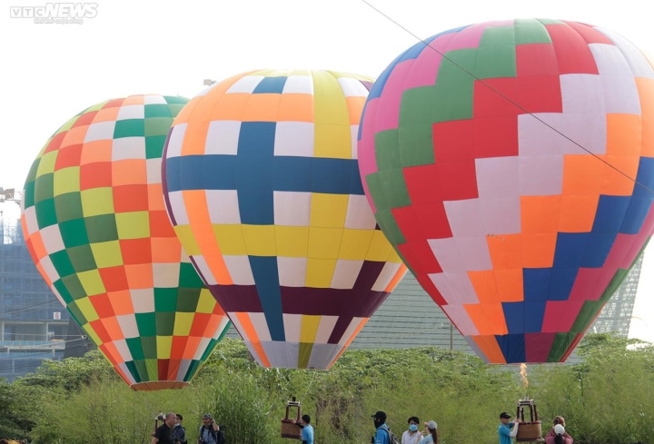 hot air balloons carry giant national flag into sky on national day picture 2