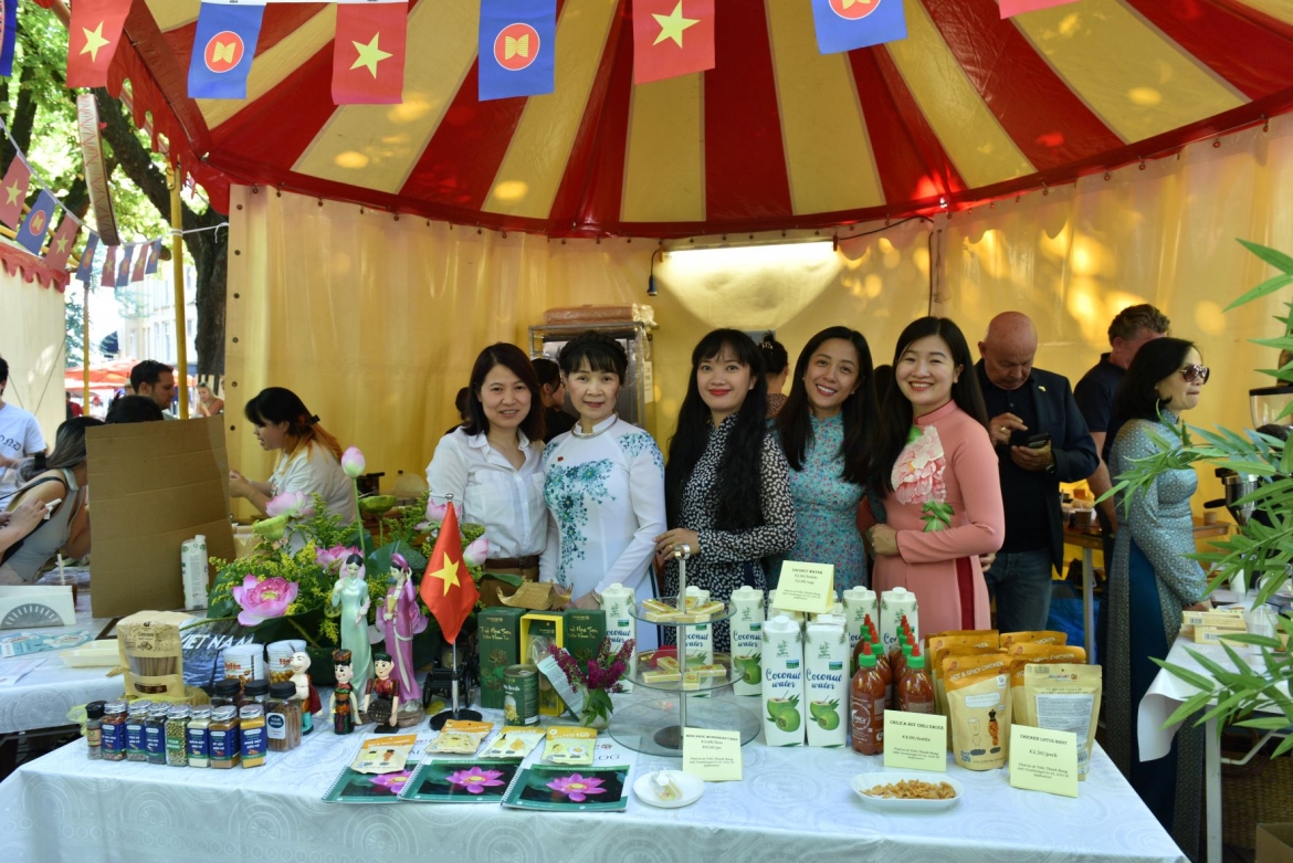 Dai su quan viet nam tai ha lan tham du le hoi Doan ngoai giao 2022 hinh anh 2