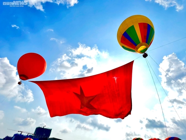 hot air balloons carry giant national flag into sky on national day picture 3