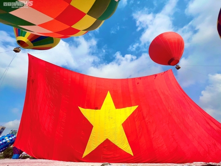 hot air balloons carry giant national flag into sky on national day picture 4