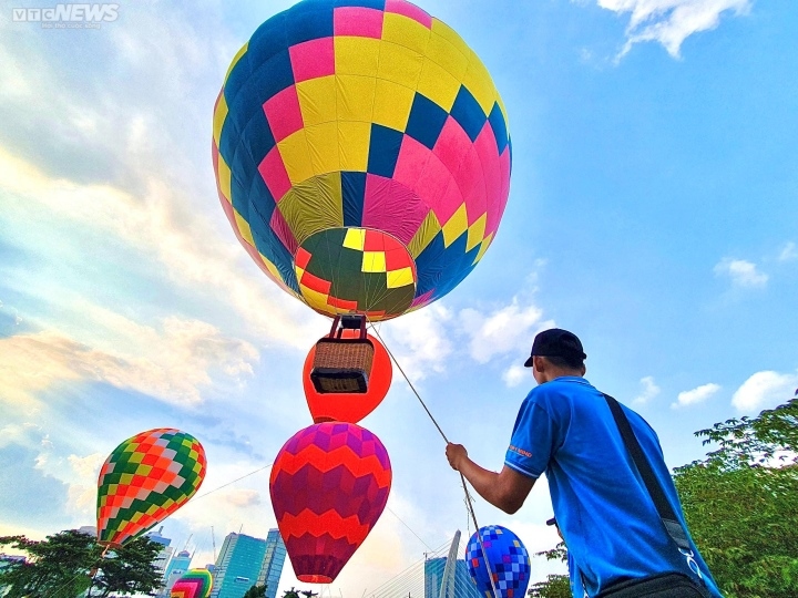 hot air balloons carry giant national flag into sky on national day picture 5