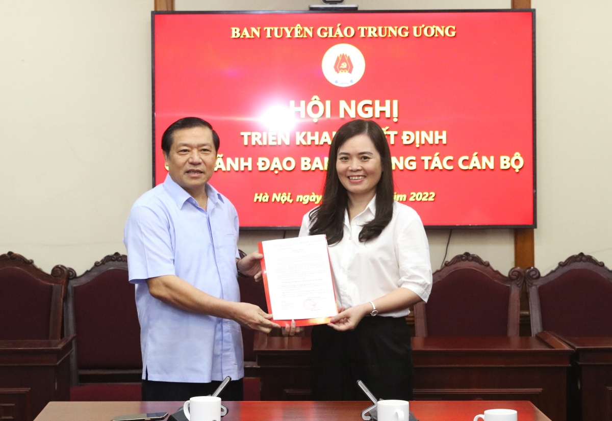 ban tuyen giao trung uong cong bo quyet dinh ve cong tac can bo hinh anh 5