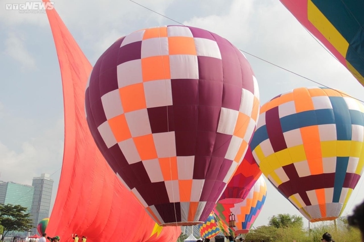 hot air balloons carry giant national flag into sky on national day picture 7