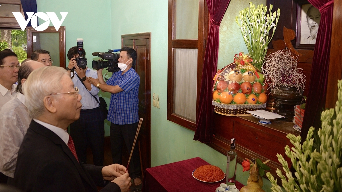 party leader offers incense to late president ho chi minh picture 1