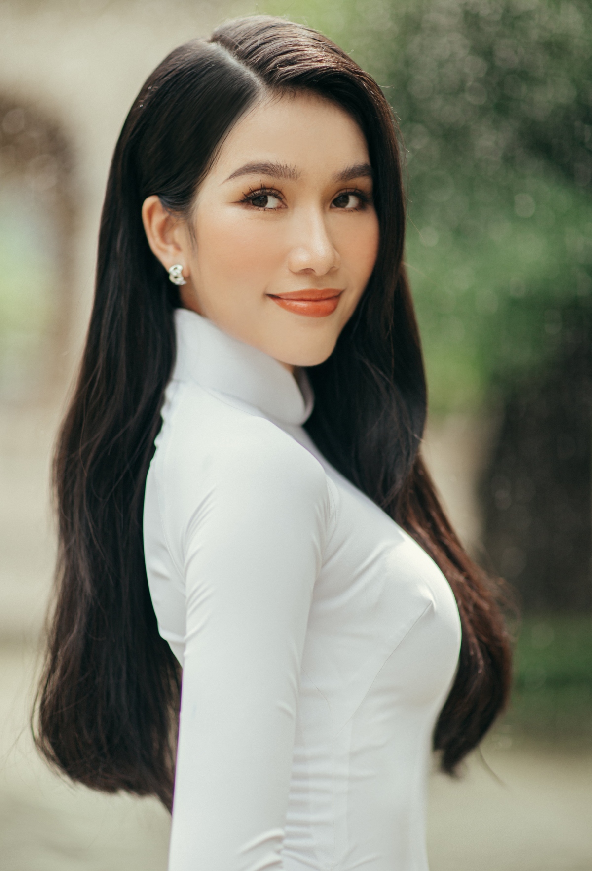 A hau phuong anh dien ao dai trang tinh khoi, khoe sac trong ngay tuu truong hinh anh 2