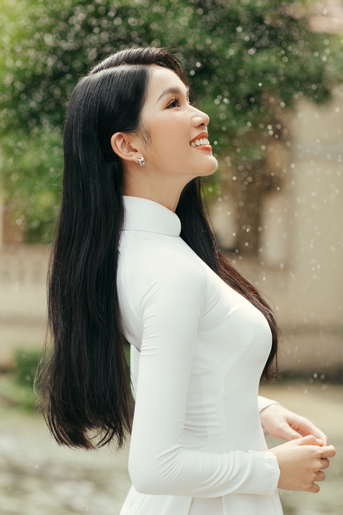 A hau phuong anh dien ao dai trang tinh khoi, khoe sac trong ngay tuu truong hinh anh 3