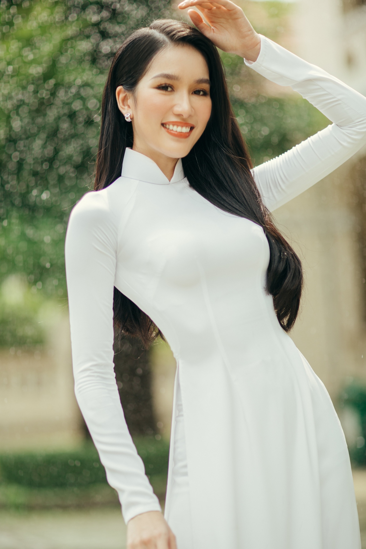 A hau phuong anh dien ao dai trang tinh khoi, khoe sac trong ngay tuu truong hinh anh 5