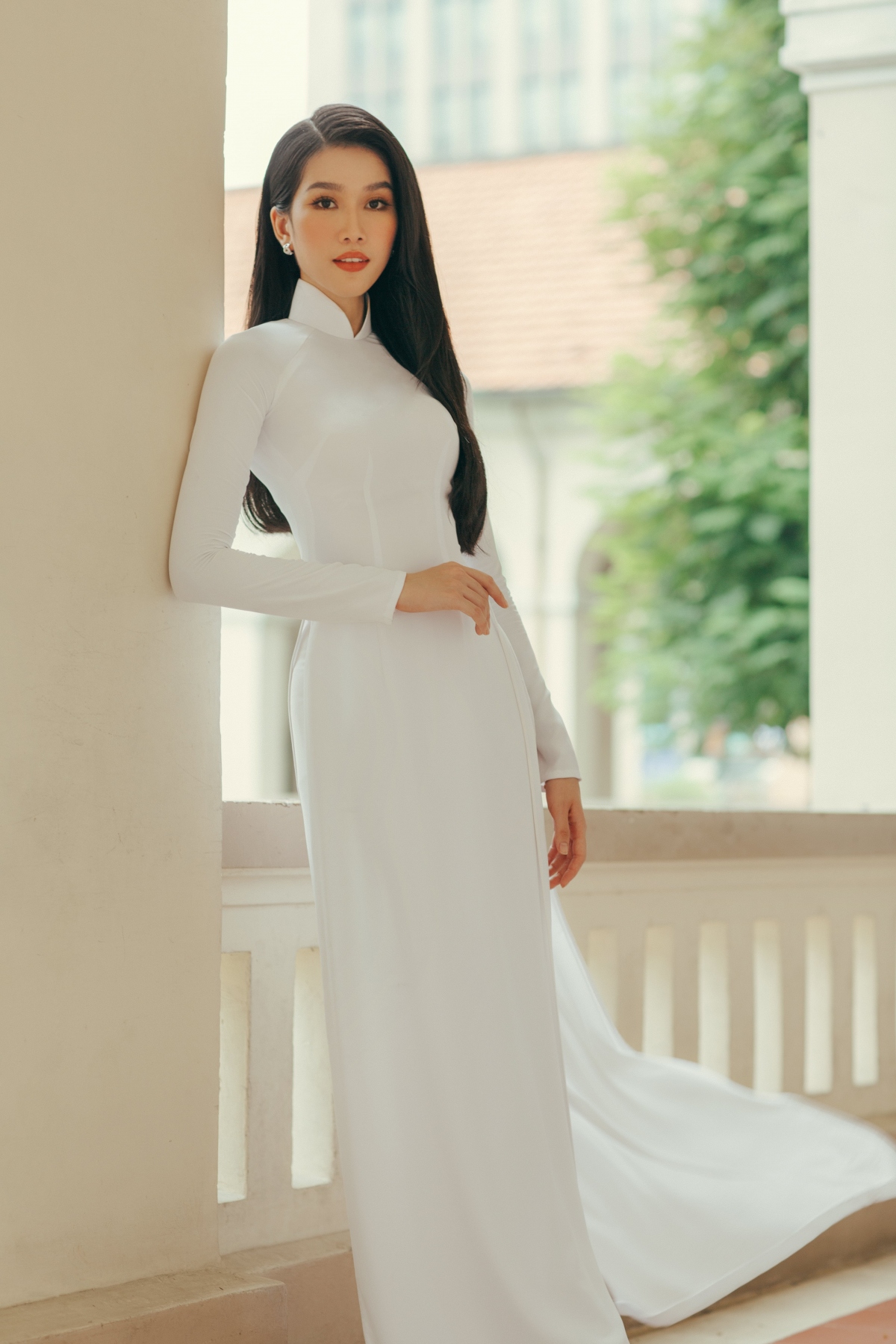 A hau phuong anh dien ao dai trang tinh khoi, khoe sac trong ngay tuu truong hinh anh 6