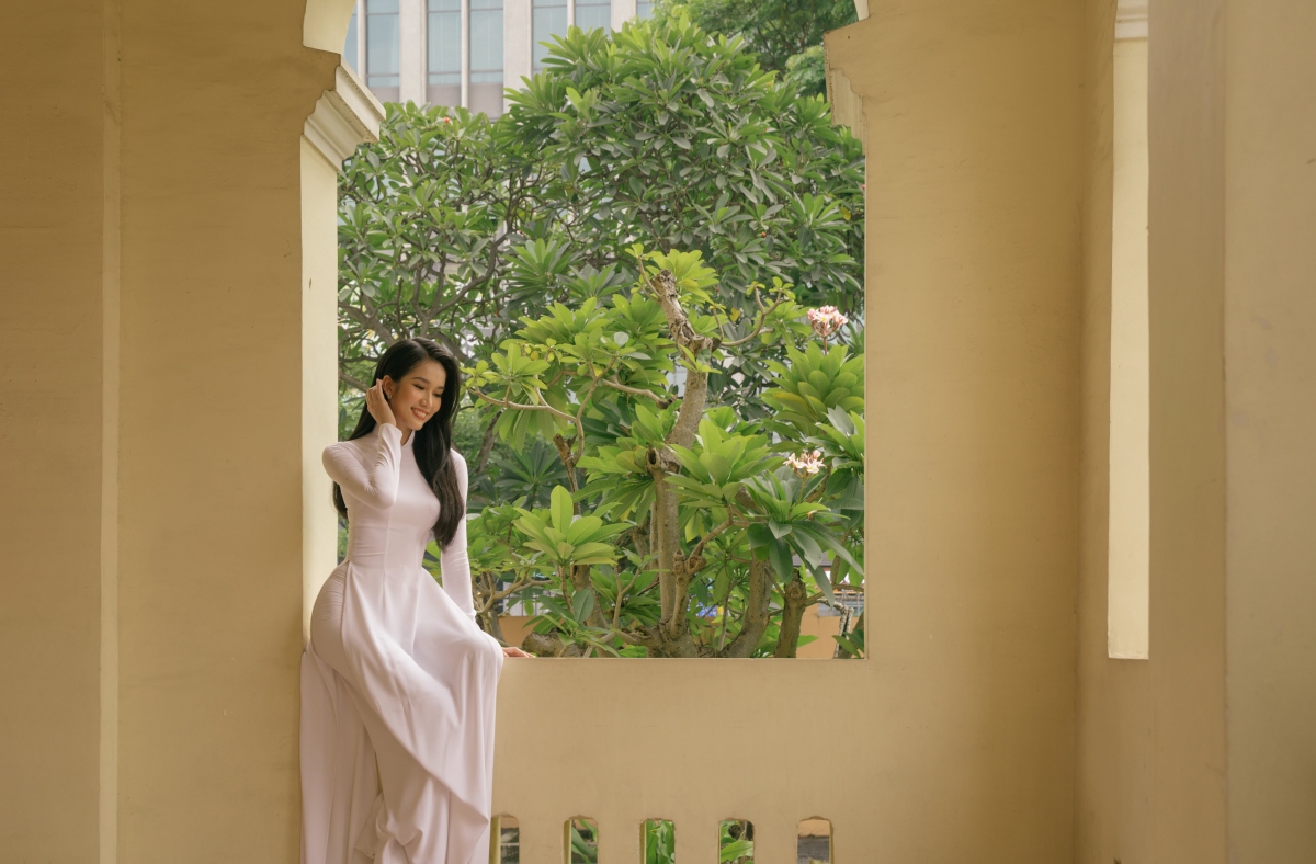 A hau phuong anh dien ao dai trang tinh khoi, khoe sac trong ngay tuu truong hinh anh 9