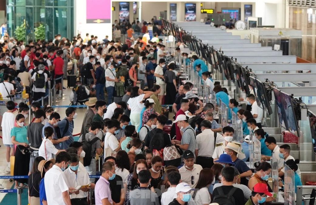 noi bai international airport crowded on first day of national holiday picture 1