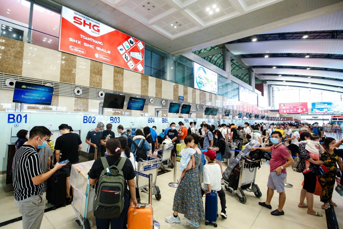 noi bai international airport crowded on first day of national holiday picture 2