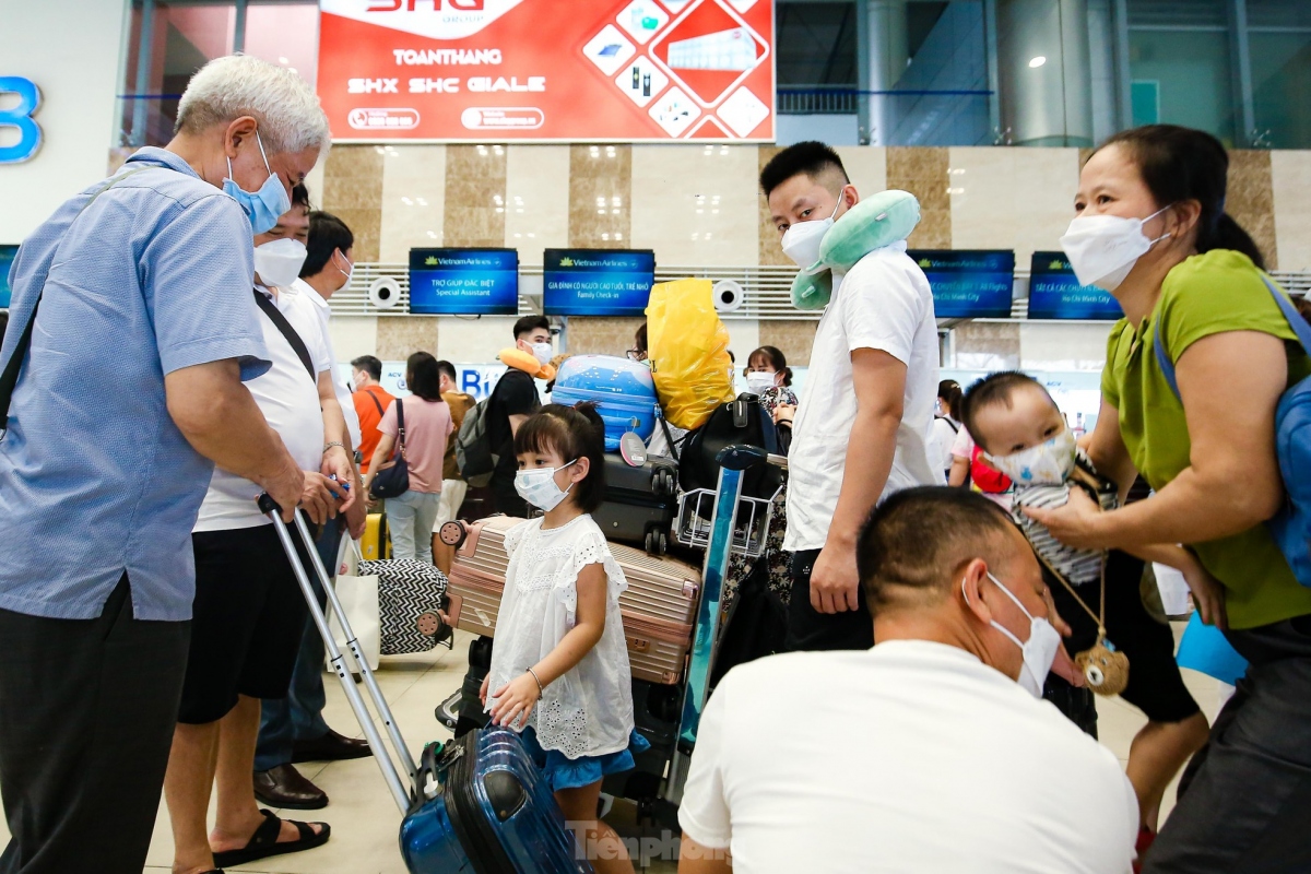 noi bai international airport crowded on first day of national holiday picture 4