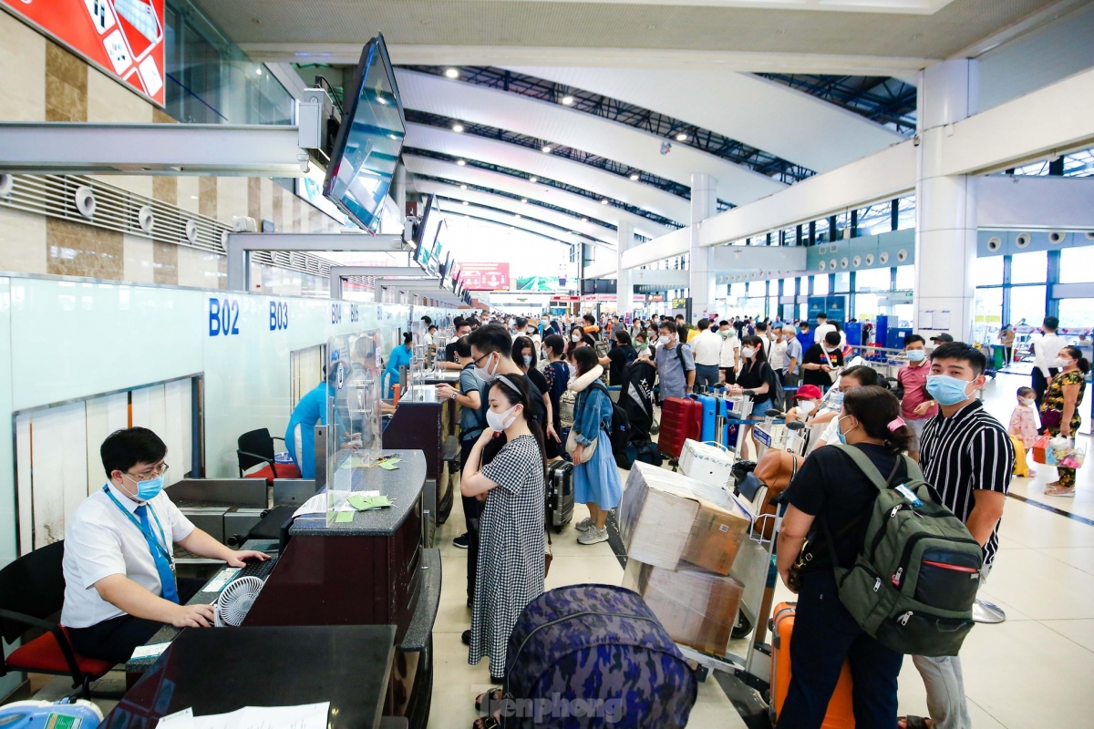 noi bai international airport crowded on first day of national holiday picture 5