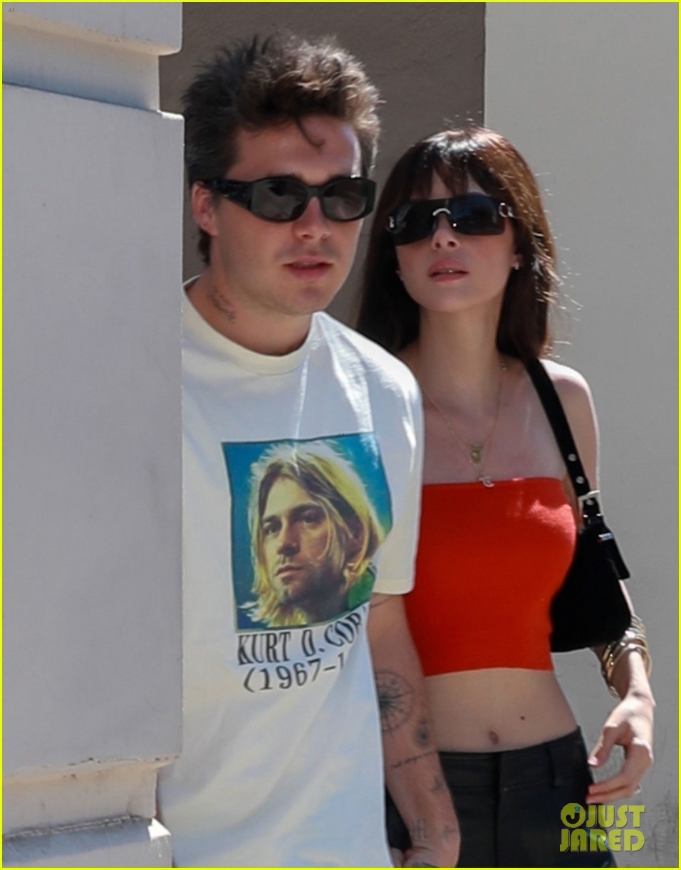 brooklyn beckham va vo xinh dep nam tay tinh cam di mua sam hinh anh 7