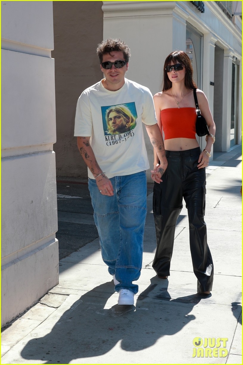 brooklyn beckham va vo xinh dep nam tay tinh cam di mua sam hinh anh 5