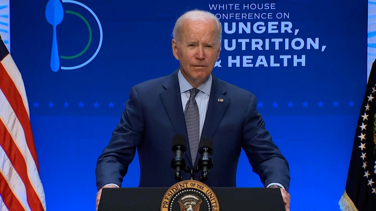 Tổng thống Mỹ Biden tìm nghị sĩ đã qua đời khi phát biểu tại hội nghị