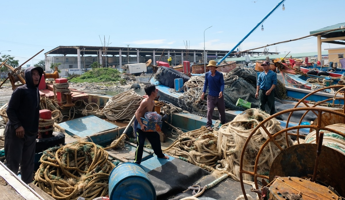 Ngư dân miền Trung tiếp tục ra khơi sau khi bão tan