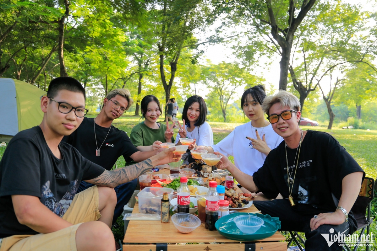 Người Hà Nội đổ về công viên cắm trại, ăn uống ngoài trời dịp lễ ...