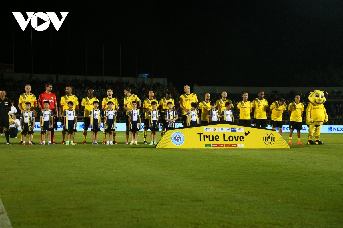 electric atmosphere as dortmund legends trounce vietnam all stars in friendly picture 2