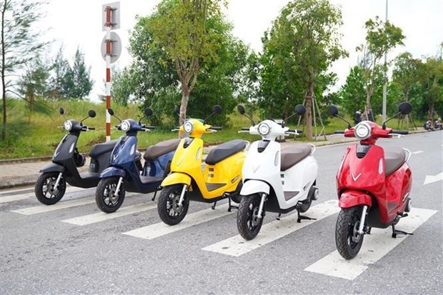first evo200 e-scooters of vinfast delivered to customers picture 1