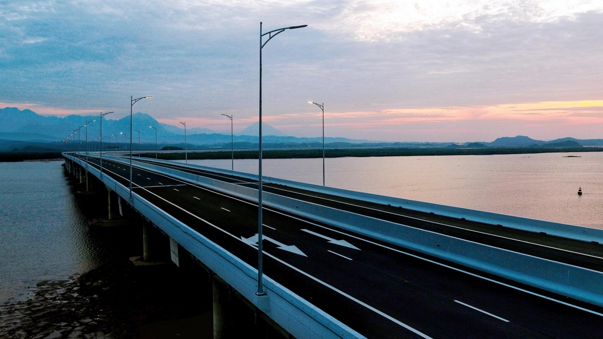 admiring sunrise over van don-mong cai expressway picture 5