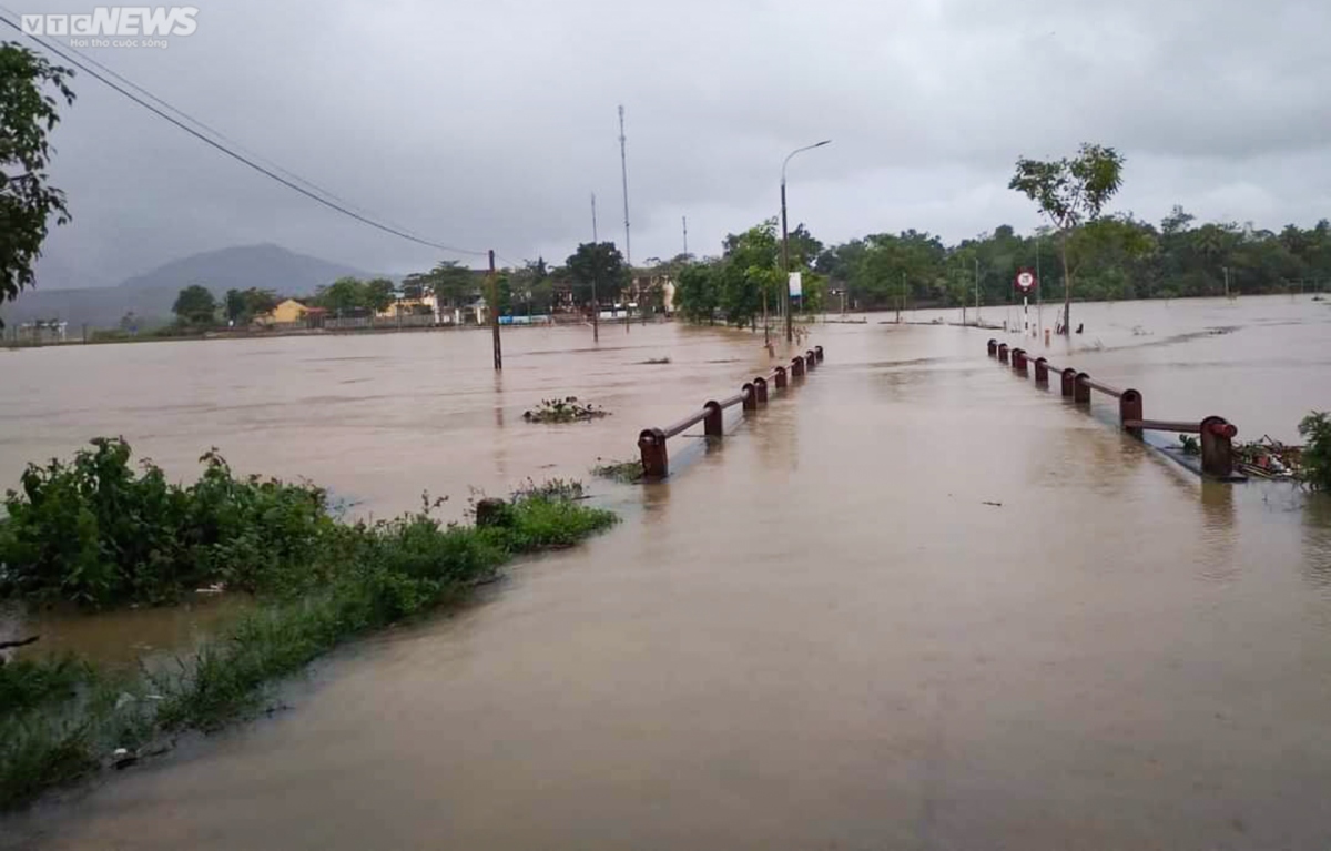 floods and landslides leave thousands of residents in central region isolated picture 1