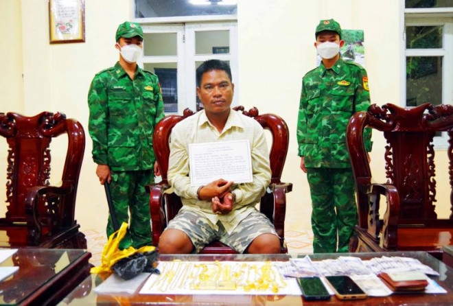 cambodian man detained for smuggling gold into vietnam picture 1