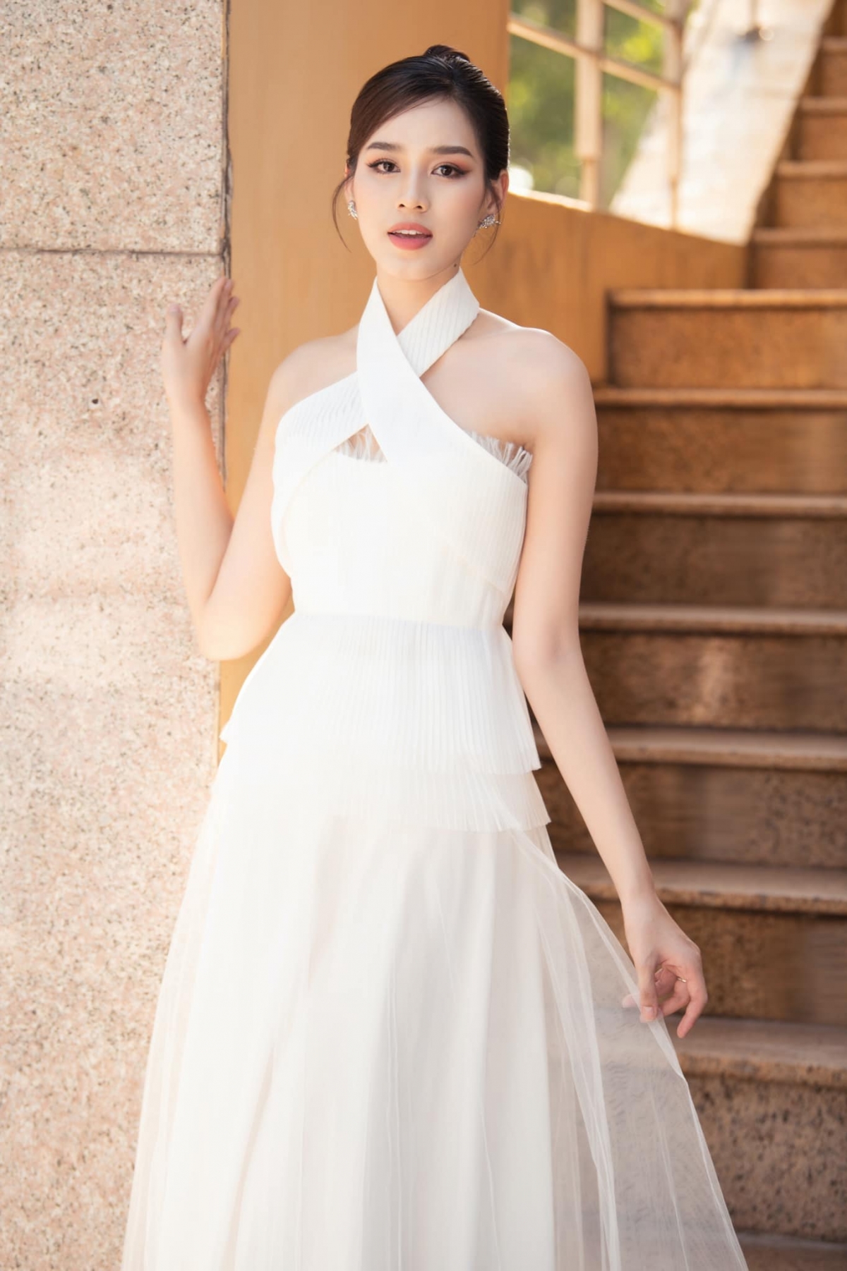 hoa hau Do thi ha khoe ve dep yeu kieu voi sac trang tinh khoi hinh anh 3