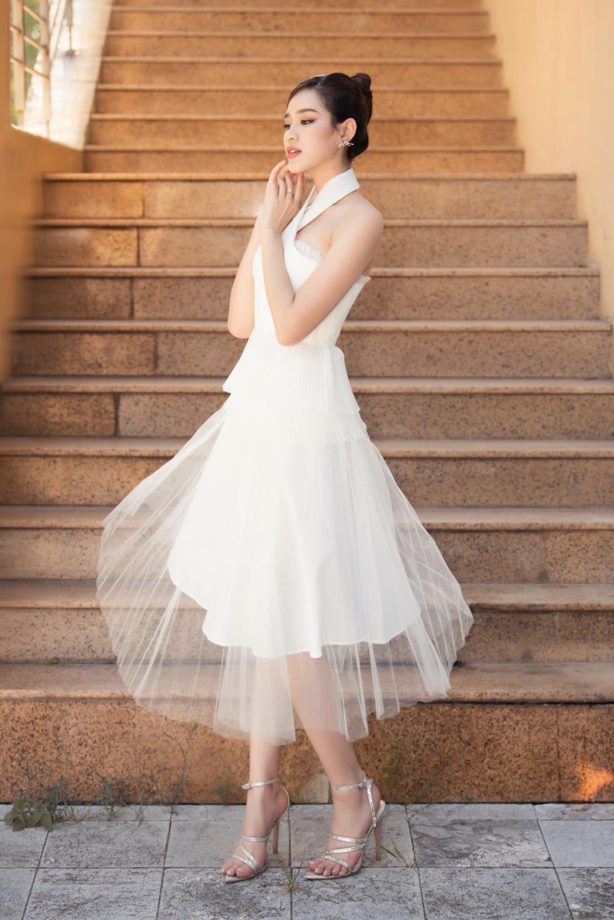 hoa hau Do thi ha khoe ve dep yeu kieu voi sac trang tinh khoi hinh anh 4