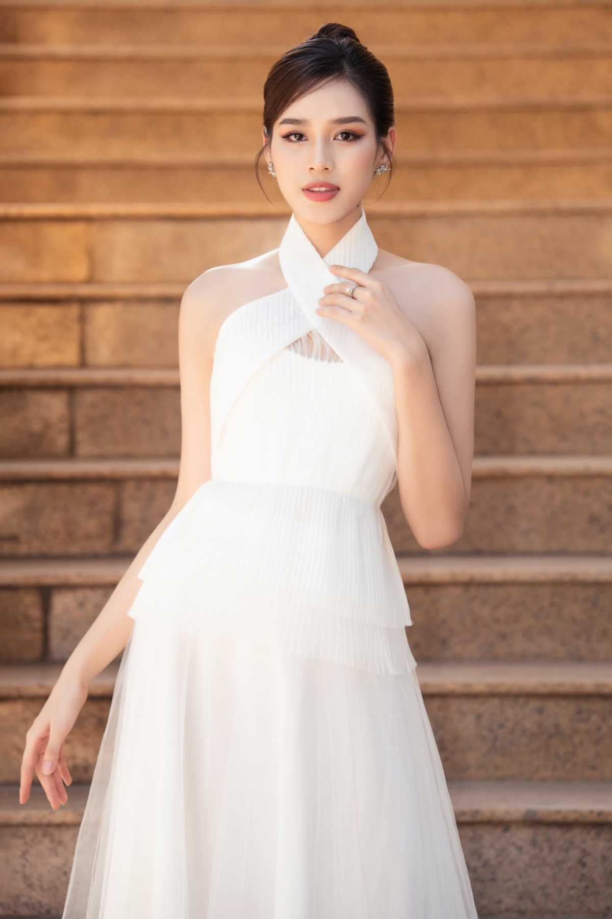 hoa hau Do thi ha khoe ve dep yeu kieu voi sac trang tinh khoi hinh anh 5