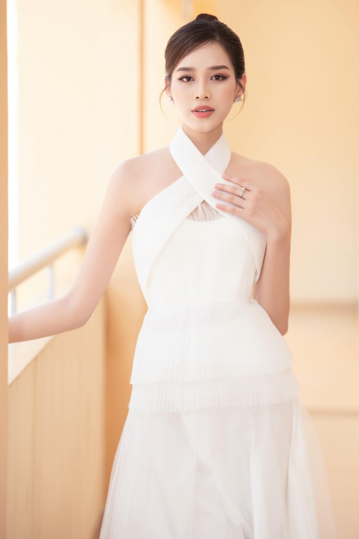 hoa hau Do thi ha khoe ve dep yeu kieu voi sac trang tinh khoi hinh anh 6