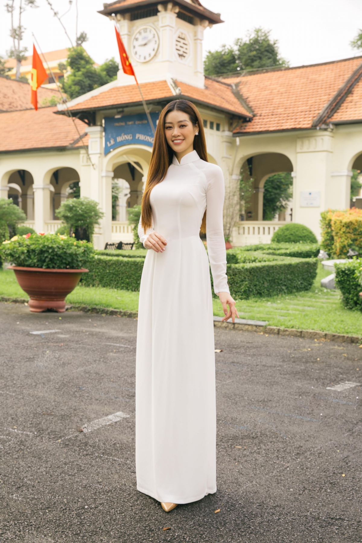 hoa hau khanh van rang ro trong bo anh ao dai ngay tuu truong hinh anh 7