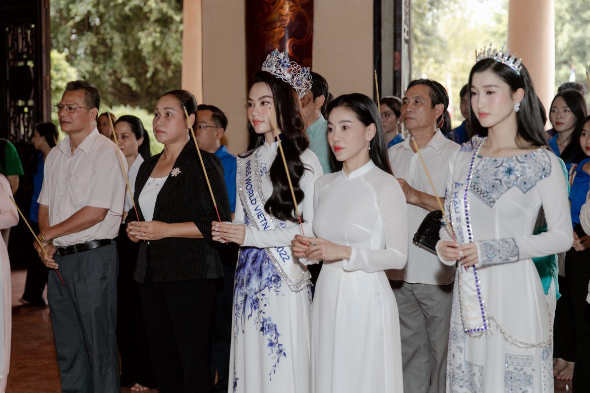 hoa hau mai phuong dien ao dai nen na, lan dau tro ve que nha sau dang quang hinh anh 6