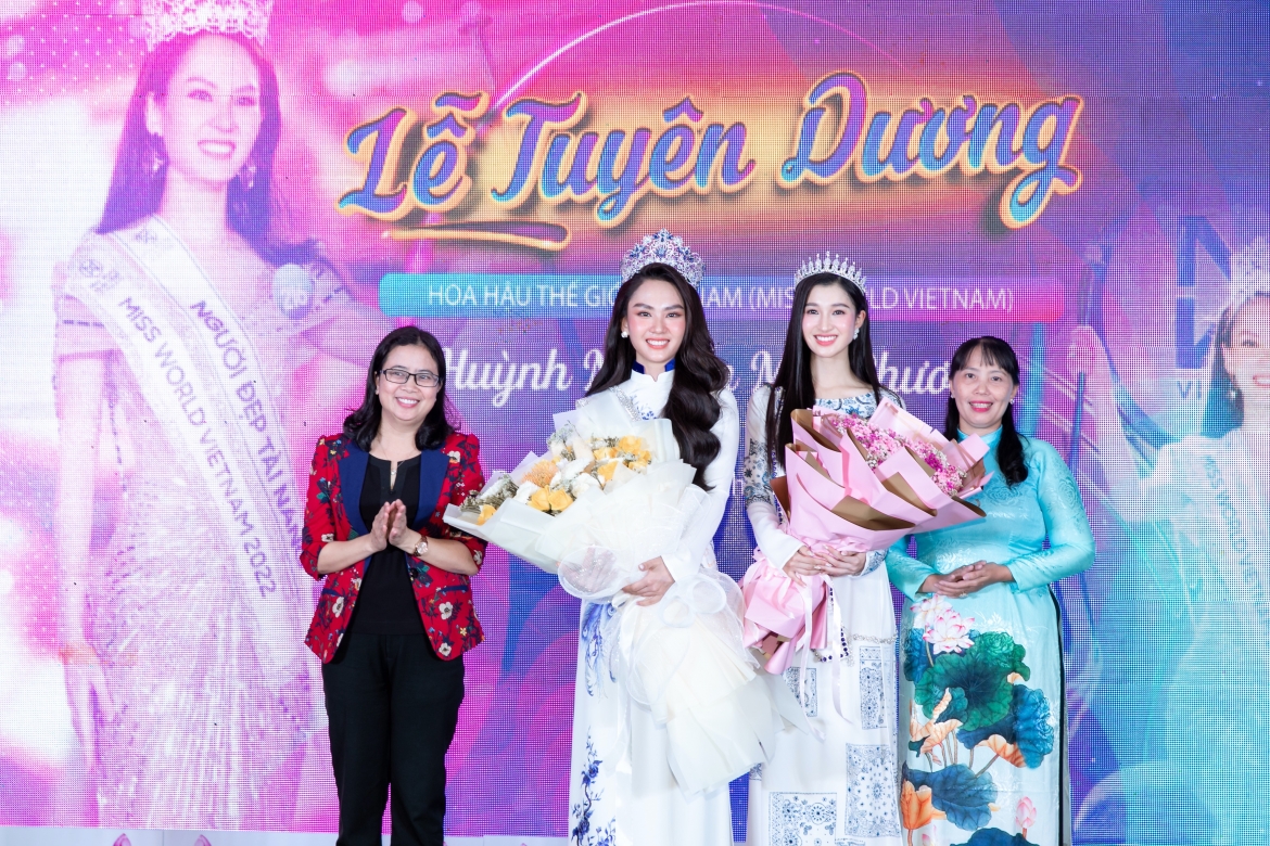 hoa hau mai phuong dien ao dai nen na, lan dau tro ve que nha sau dang quang hinh anh 5