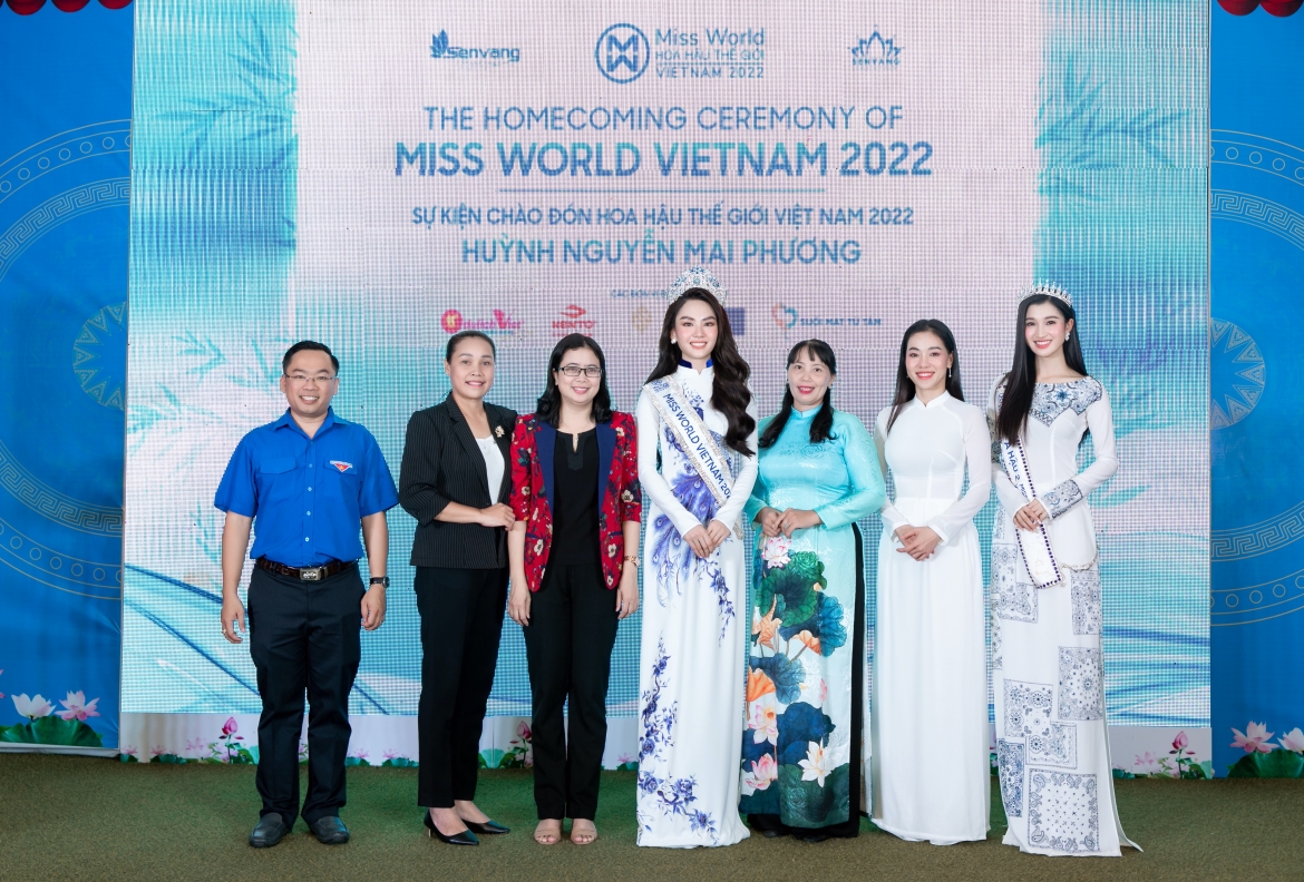 hoa hau mai phuong dien ao dai nen na, lan dau tro ve que nha sau dang quang hinh anh 4