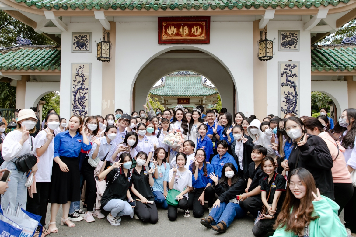 hoa hau mai phuong dien ao dai nen na, lan dau tro ve que nha sau dang quang hinh anh 3