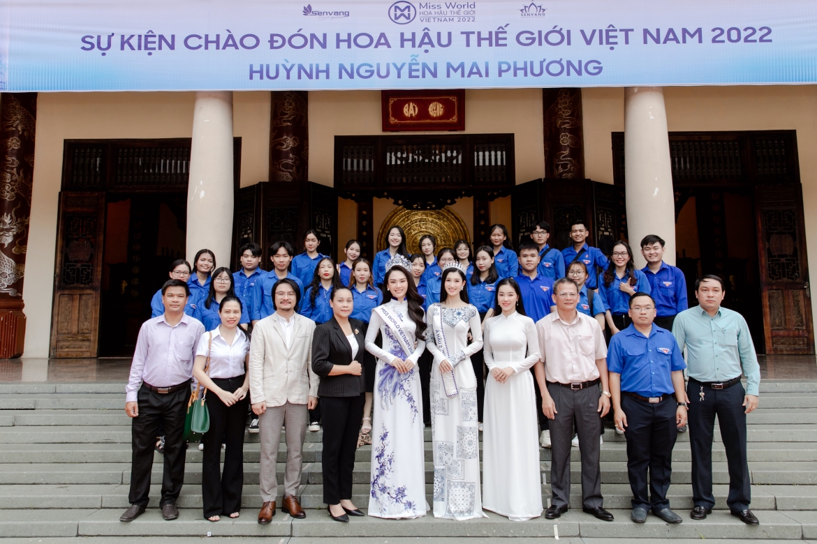 hoa hau mai phuong dien ao dai nen na, lan dau tro ve que nha sau dang quang hinh anh 2