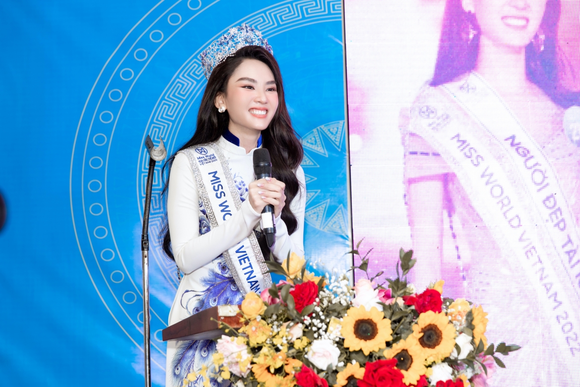 hoa hau mai phuong dien ao dai nen na, lan dau tro ve que nha sau dang quang hinh anh 8