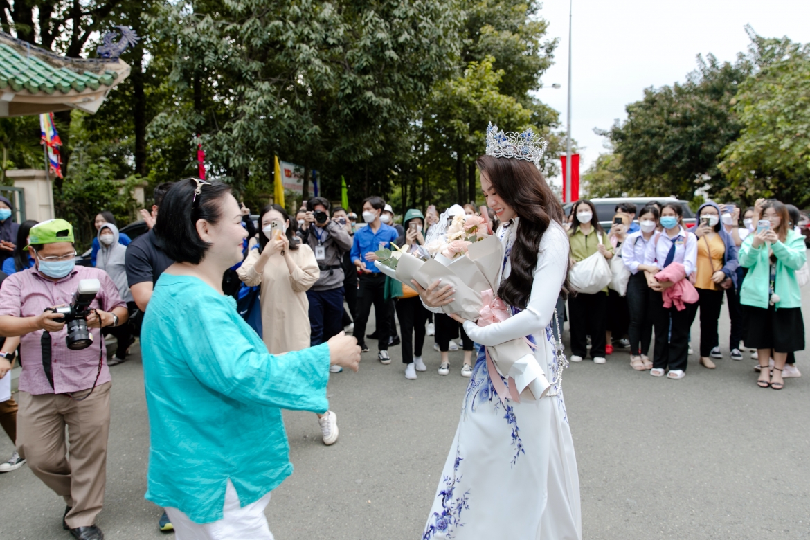 hoa hau mai phuong dien ao dai nen na, lan dau tro ve que nha sau dang quang hinh anh 7