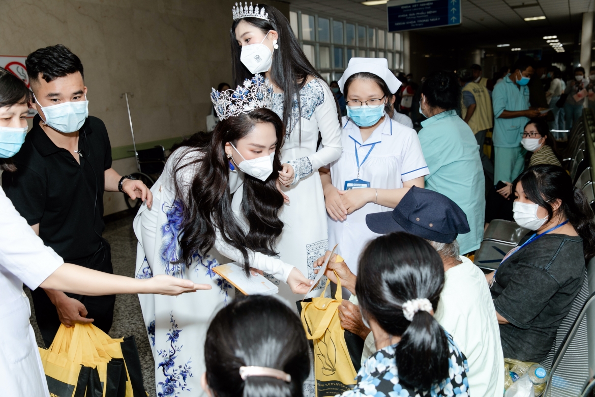 hoa hau mai phuong dien ao dai nen na, lan dau tro ve que nha sau dang quang hinh anh 12