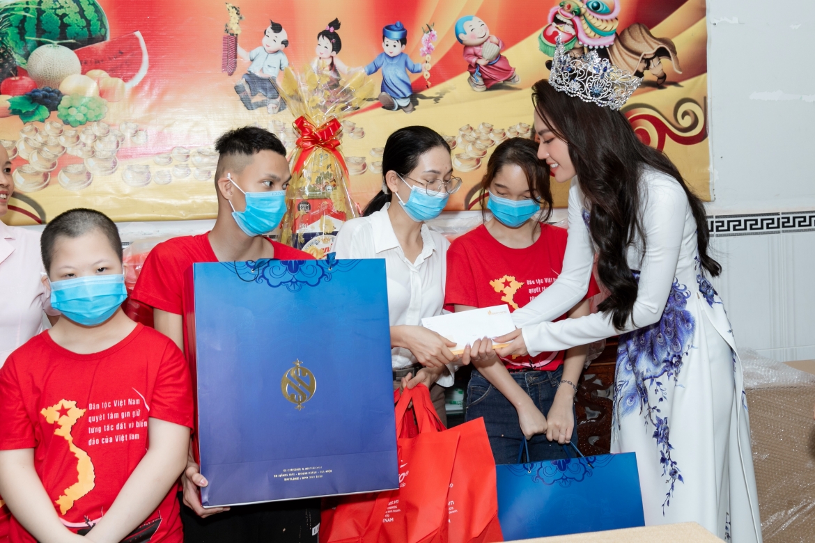 hoa hau mai phuong dien ao dai nen na, lan dau tro ve que nha sau dang quang hinh anh 11