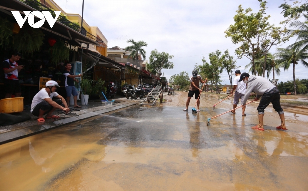 foreign tourists unite in effort to clean up hoi an after typhoon noru picture 3