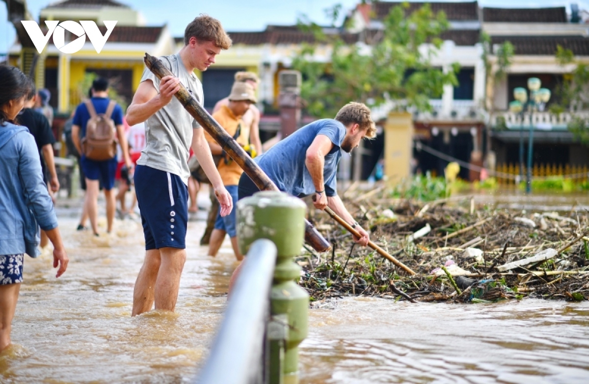 foreign tourists unite in effort to clean up hoi an after typhoon noru picture 6